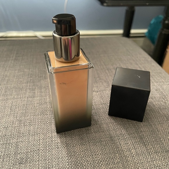 Huda Beauty Foundation - Picture 4 of 4